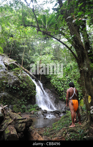 Embera indianer, der auf einem Wasserfall des Chagres-Flusses in der indigenen Gemeinschaft Embera Puru in Panama steht. Stockfoto