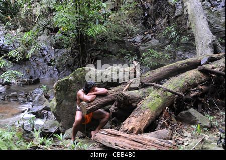 Embera indischer Mann im Dschungel an der Embera Puru indigenen Gemeinschaft in Panama Stockfoto