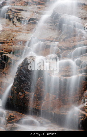 Crawford Notch State Park - Arethusa Falls in den späten Herbstmonaten in den White Mountains, New Hampshire, USA. Stockfoto