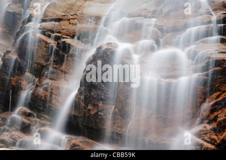 Crawford Notch State Park - Arethusa Falls in den späten Herbstmonaten in den White Mountains, New Hampshire, USA. Stockfoto