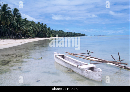Cook-Inseln, Kūki ' Āirani, Süd-Pazifik, Aitutaki Küste landschaftlich schön, Kanu im Vordergrund Stockfoto