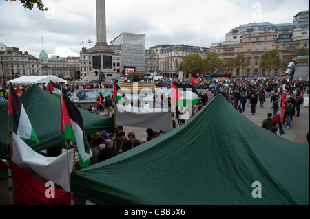 Demonstranten auf dem Trafalgar Square, London, UK mit palästinensischen Fahnen Stockfoto