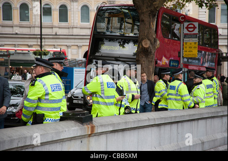 Londoner Polizei ein Auge auf die Dinge am Trafalgar Square während einer demonstration Stockfoto