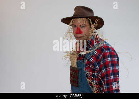 Menschliche Vogelscheuche Grimassen oder zu versuchen, die Krähen abschrecken. Stockfoto