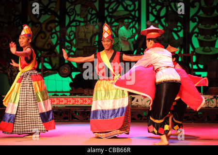 Traditionellen Tanz in Sarawak Cultural Village. Kuching, Sarawak, Borneo, Malaysia, Südostasien, Asien Stockfoto