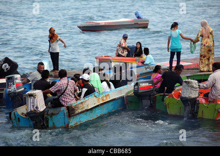 Taxi-Boote, die Touristen zu den äußeren Inseln. Kota Kinabalu, Sabah, Borneo, Malaysia, Süd-Ost-Asien, Asien Stockfoto