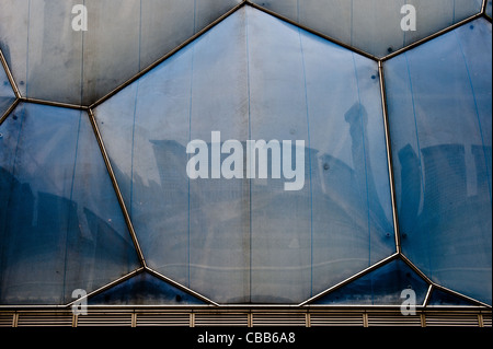 Detail des Olympic Aquatics Center, den Spitznamen "Water Cube", mit einer Reflexion der Pangu Plaza und das Pangu Hotel Stockfoto
