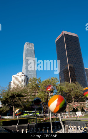 Auf der linken Seite der China World Tower III, mit 330 Metern Pekings höchste Wolkenkratzer, und auf der rechten Seite das World Trade Center. Stockfoto