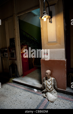 Mannequin auf dem Boden ein Durchgang in Istanbuls Taksim-Bereich Stockfoto