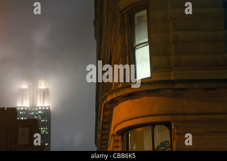 New York, NY - 6. Dezember 2011 The Empire State Building und das Fuller Building (Flatiron Building) in einer nebligen Dezembernacht,. Stockfoto