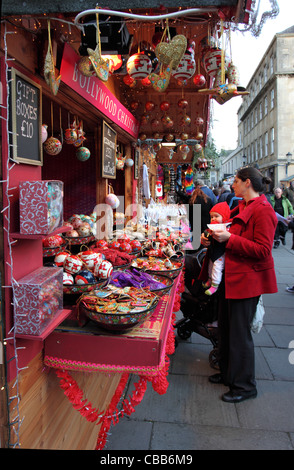 Weihnachtsmarkt mit Einkäufern im Bath Christmas Market, Bath, England, Großbritannien Stockfoto