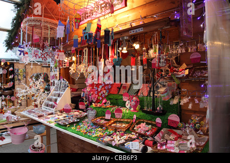 Nahaufnahme eines farbenfrohen Standes auf dem Bath Christmas Market, England, Großbritannien Stockfoto