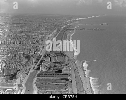 Blick auf Strand von Hove (Vordergrund) und Brighton aus der Luft, c.1930 Stockfoto