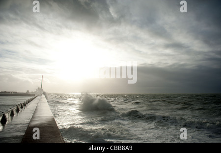 Wellen schlagen an einem stürmischen Wintertag in Le Havre, Normandie, den nördlichen Deich, den digue nord, an Stockfoto