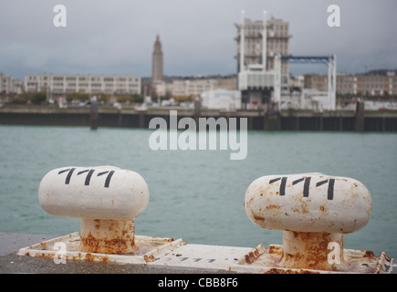 Poller von der Kreuzfahrt terminal Le Havre mit Blick über die Seine in die Innenstadt mit der St.-Joseph-Kirche Stockfoto