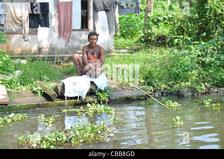 Ein Mann Angeln vom Fluss Alapuzha Kerala in traditioneller Tracht Stockfoto