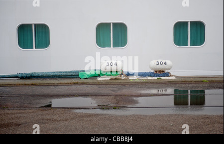 Poller am Kai von der Kreuzfahrt terminal Le Havre in der Normandie mit Kreuzfahrtschiff vor Anker Stockfoto