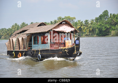 Ein Hausboot in den Backwaters mit Alapuzha, kerala Stockfoto