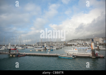 Port de Plaisance, Vergnügen Bootfahren Hafen mit Fischerbooten, Jachten und Segelboote in Le Havre, Normandie Stockfoto