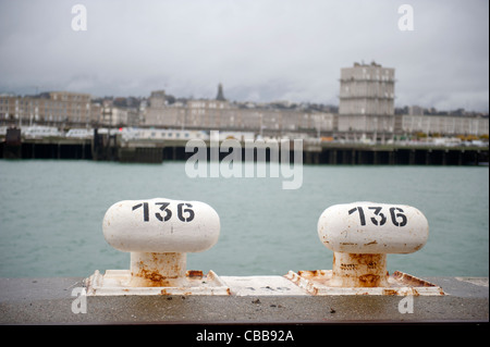 Nummerierte Poller am Kai von den Kreuzfahrt-Terminal von Le Havre an der Mündung der Seine in der Normandie, Frankreich Stockfoto