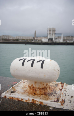 Nummerierte Poller am Kai von den Kreuzfahrt-Terminal von Le Havre an der Mündung der Seine in der Normandie, Frankreich Stockfoto