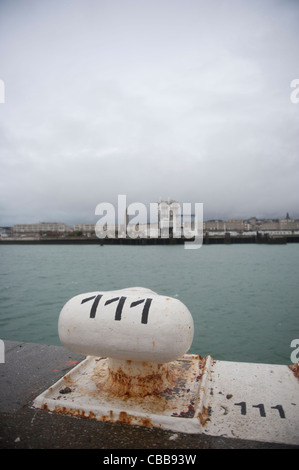 Nummerierte Poller am Kai von den Kreuzfahrt-Terminal von Le Havre an der Mündung der Seine in der Normandie, Frankreich Stockfoto