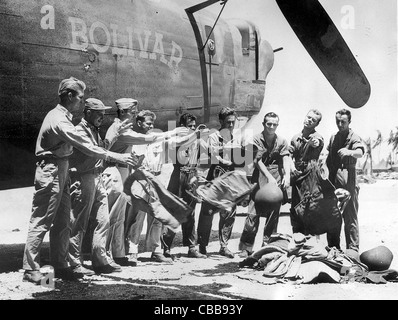 Die Crew der B17 BOLIVAR zurück von ihrer letzten Mission in Deutschland. WW11 Stockfoto