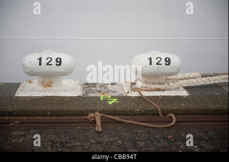 Nummerierte Poller am Kai von den Kreuzfahrt-Terminal von Le Havre an der Mündung der Seine in der Normandie, Frankreich Stockfoto