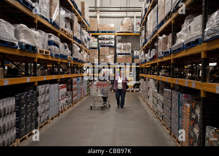 Menschen beim Einkaufen in den Costco Lager Discounter, Lakeside UK Stockfoto