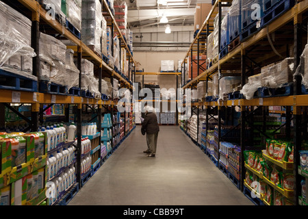 Menschen beim Einkaufen in den Costco Lager Discounter, Lakeside UK Stockfoto