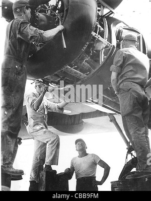 Mechaniker arbeiten an den Motoren eines B24 Liberator Bomber während WW11 Stockfoto