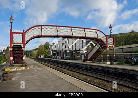 Steg Brücke verbindet Plattformen am Settle Bahnhof Yorkshire Dales North Yorkshire England Vereinigtes Königreich GB Großbritannien Stockfoto