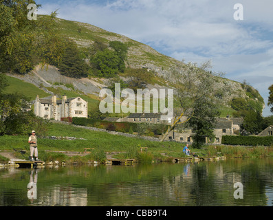 Menschen fliegen Angeln auf dem See in Kilnsey Park und Forelle Farm Wharfedale Yorkshire Dales North Yorkshire England Vereinigtes Königreich Großbritannien GB Großbritannien Stockfoto