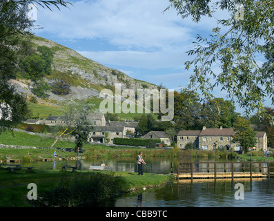 Fliegenfischen See im Kilnsey Park und Forellenfarm Wharfedale Dales National Park North Yorkshire England Vereinigtes Königreich GB Großbritannien Stockfoto