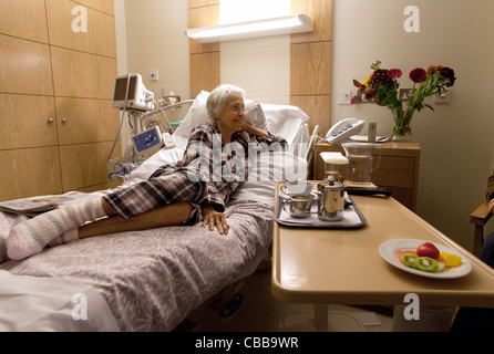 Ältere Frau in einem privaten Krankenhausbett, The London Bridge Hospital London UK Stockfoto