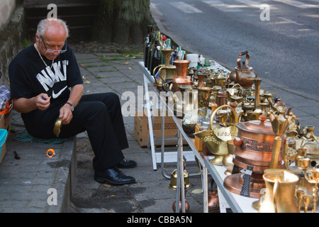 Ein Mann verkauft diverse Vintage Messing-Artikel auf Flohmarkt-Stall. Lagow, Westpolen. Stockfoto