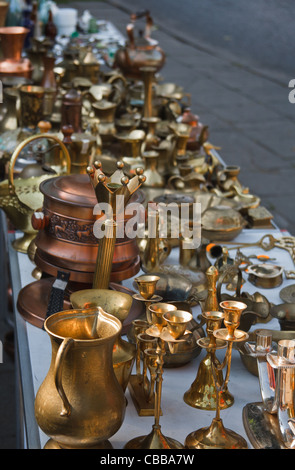 Verschiedene Vintage Messing-Artikel auf Flohmarkt-Stall. Lagow, Westpolen. Stockfoto