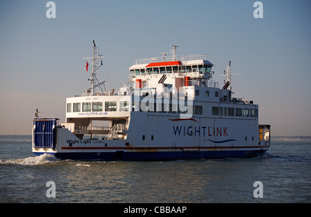 Wightlink Fähre Wight Light von Yarmouth auf der Isle of Wight über die Solent zum Festland Lymington, Hampshire UK im September - Autofähre Stockfoto