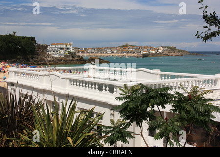 St. Ives, Cornwall im August.  Foto von Porthminster Strand mit Blick in Richtung St Ives Harbour Stockfoto