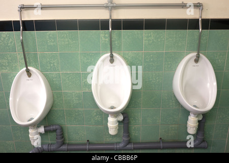 Linien der Urinale in Mens öffentliche Toilette Stockfoto