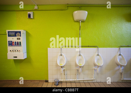 Linien der Urinale in Mens öffentliche Toilette Stockfoto