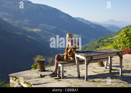 Alter Mann ruht, Trek von Ghandruk nach Nayapul, Annapurna Sanctuary Region, Nepal, Asien Stockfoto