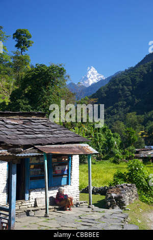 Alte Dame sitzt vor ihrem Haus auf Spuren von Ghandruk nach Nayapul, Annapurna Sanctuary Region, Nepal, Asien Stockfoto