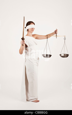 Eine anschauliche Foto von weibliches Modell verkleidet als Justitia, Roman Goddess der Gerechtigkeit und des Rechtssystems, in ihren Händen Sie Stockfoto