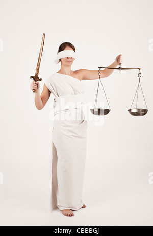 Eine anschauliche Foto von weibliches Modell verkleidet als Justitia, Roman Goddess der Gerechtigkeit und des Rechtssystems, in ihren Händen Sie Stockfoto