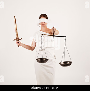 Eine anschauliche Foto von weibliches Modell verkleidet als Justitia, Roman Goddess der Gerechtigkeit und des Rechtssystems, in ihren Händen Sie Stockfoto