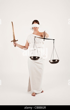 Eine anschauliche Foto von weibliches Modell verkleidet als Justitia, Roman Goddess der Gerechtigkeit und des Rechtssystems, in ihren Händen Sie Stockfoto