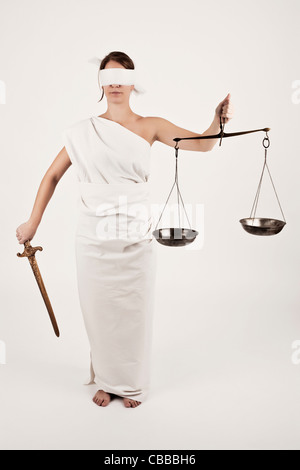 Eine anschauliche Foto von weibliches Modell verkleidet als Justitia, Roman Goddess der Gerechtigkeit und des Rechtssystems, in ihren Händen Sie Stockfoto