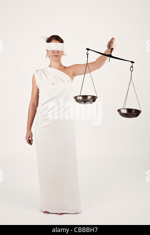 Eine anschauliche Foto von weibliches Modell verkleidet als Justitia, Roman Goddess der Gerechtigkeit und des Rechtssystems, in ihren Händen Sie Stockfoto