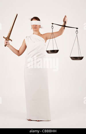 Eine anschauliche Foto von weibliches Modell verkleidet als Justitia, Roman Goddess der Gerechtigkeit und des Rechtssystems, in ihren Händen Sie Stockfoto